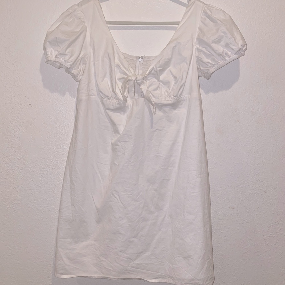 Whit puffy sleeve dress